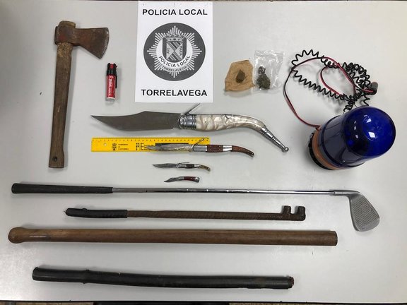 Armas y material intervenido al detenido por la policía local de Torrelavega. / PL