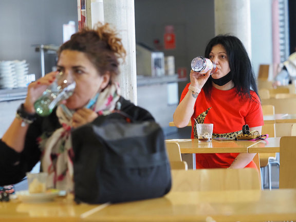 Dos mujeres beben en el interior de un establecimiento de Valladolid. / Claudia Alba