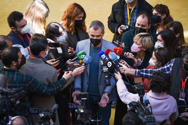 Toni Cantó rodeado de medios de comunicación tras conocerse su llegada al PP. / Jorge Gil