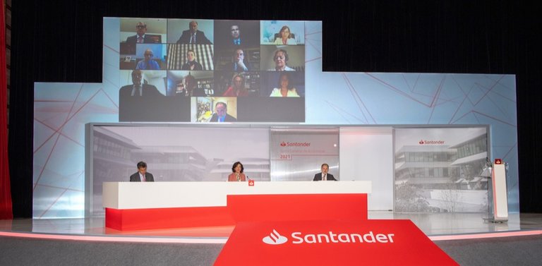 Imagen de la Junta General ordinaria de accionistas del Banco Santander celebrada ayer. / e. p.