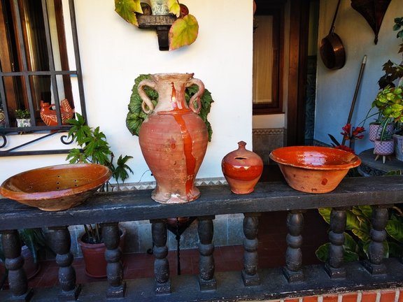 Piezas de cerámica elaboradas en los hornos de Cos en Mazcuerras. Abajo edificaciones existentes de los antiguos hornos./ A. DEL SAJA