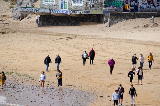 Varias personas disfrutan de la playa de Santander en el día de ayer, donde se mantuvo el tiempo estable. / Hardy
