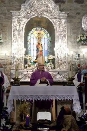 El obispo, Manuel Sánchez Monge, en el Santuario de Valvanuz. / Castillo
