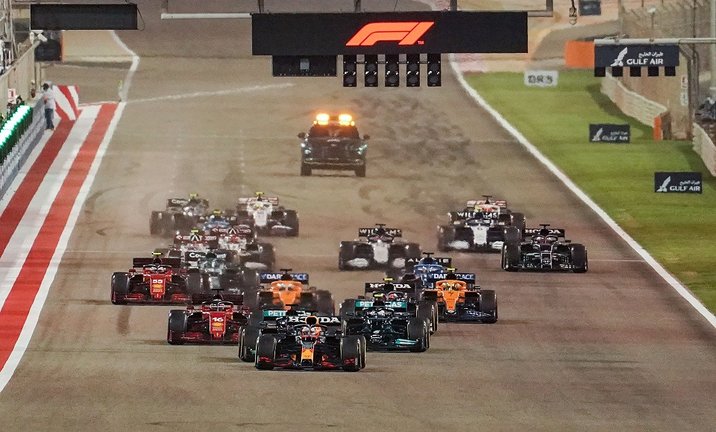 El piloto holandés de Fórmula Uno Max Verstappen, del equipo Red Bull Racing, compite en el Gran Premio de Bahrein de Fórmula Uno 2021 en el Circuito Internacional de Bahrein. Foto: Hasan Bratic/dpa