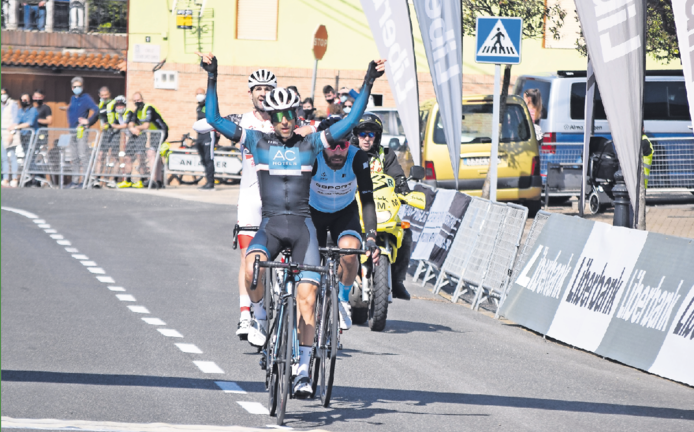 Alberto Oter levanta los brazos en señal de victoria en la meta del Alto de Maliaño. / Castillo