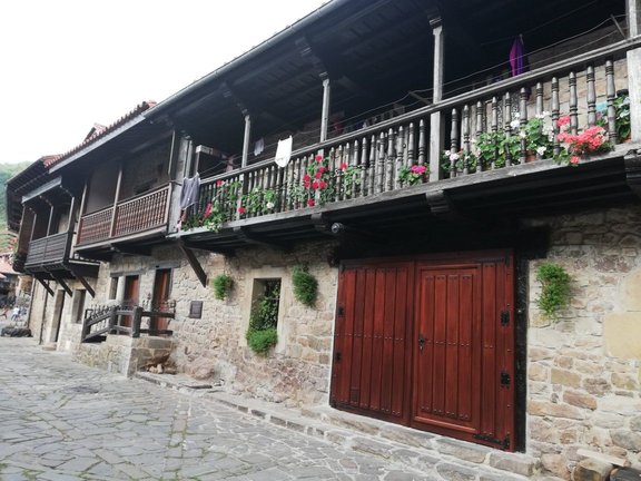 Vista de la fachada de una vivienda en la localidad de Bárcena Mayor. / ALERTA