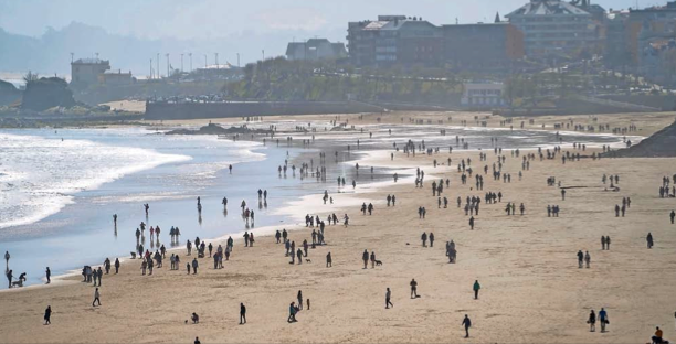 Cientos de personas fueron a la playa en el día de ayer. / ALERTA