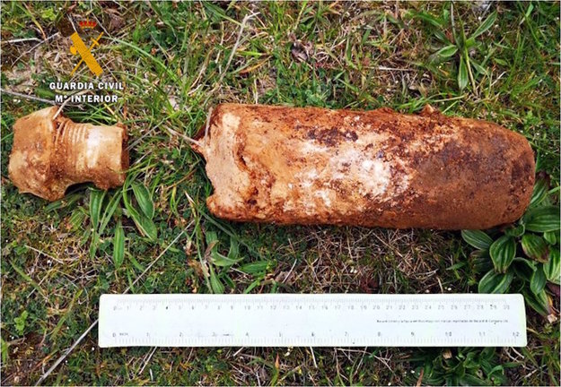 Artefacto explosivo hallado por un vecino de la localidad mientras paseaba. / Guardia Civil