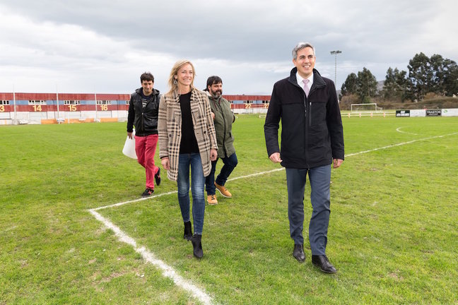 El vicepresidente y consejero de Universidades, Igualdad, Cultura y Deporte, Pablo Zuloaga, visita el campo de fútbol de Sámano. / E. Press