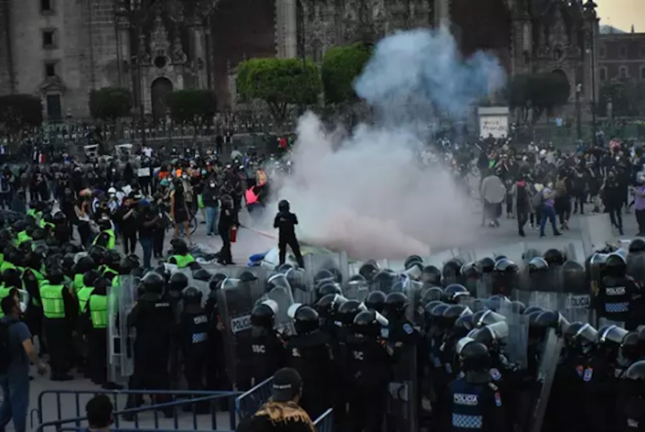 Despliegue policial durante una protesta de mujeres en Ciudad de México. / E. Press