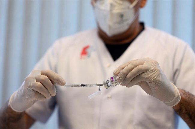 Personal sanitario prepara una dosis de AstraZeneca, durante la campaña de vacunación contra el coronavirus, este viernes, en la localidad cántabra de Tanos, Torrelavega. EFE/Pedro Puente Hoyos