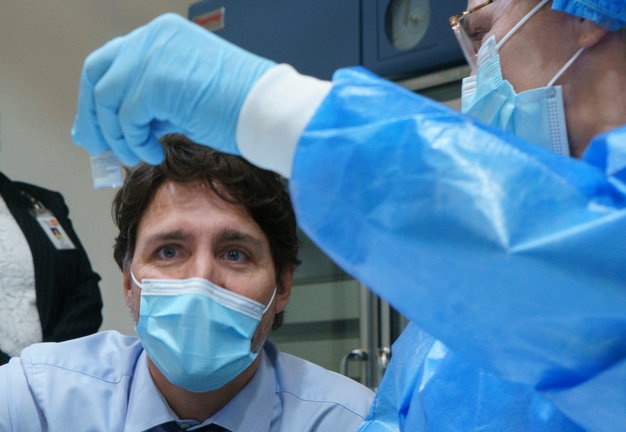 El primer ministro del Reino Unido, Justin Trudeau, recorre una clínica de vacunación en Montreal. Foto: Paul Chiasson