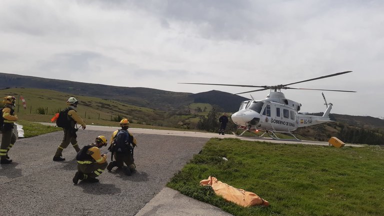 El equipo de Cantabria se prepara para subir al helicóptero para la extinción de los incendios. / @BRIF_Ruente