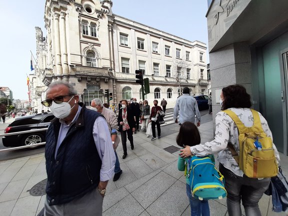 Varias personas con mascarilla transitan por el centro de Santander. / S. Díaz