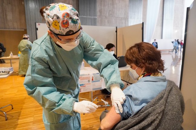 Una sanitario vacuna a una cántabra en el Palacio de Exposiciones de Santander. / HARDY
