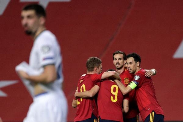 Los jugadores de la selección española celebran el tercer gol conseguido ante Kosovo durante el partido de clasificación para el Mundial Catar 2022, este miércoles en el estadio de la Cartuja de Sevilla. EFE/Julio Muñoz