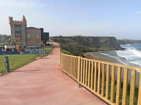 Zona renovada junto a la playa de Los Locos en Suances. / ALERTA