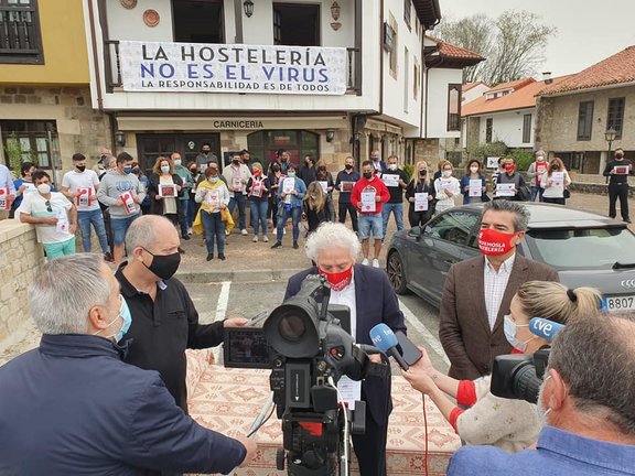 El presidente de la Asociación de Hostelería de Cantabria habla para los medios.