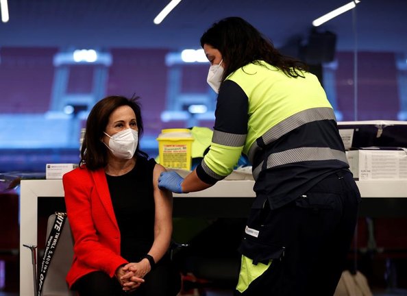 La ministra de Defensa, Margarita Robles, ha recibido este jueves la primera dosis de la vacuna de AstraZeneca en el madrileño estadio Wanda Metropolitano, tras lo que ha agradecido el trabajo de los sanitarios. EFE/Chema Moya