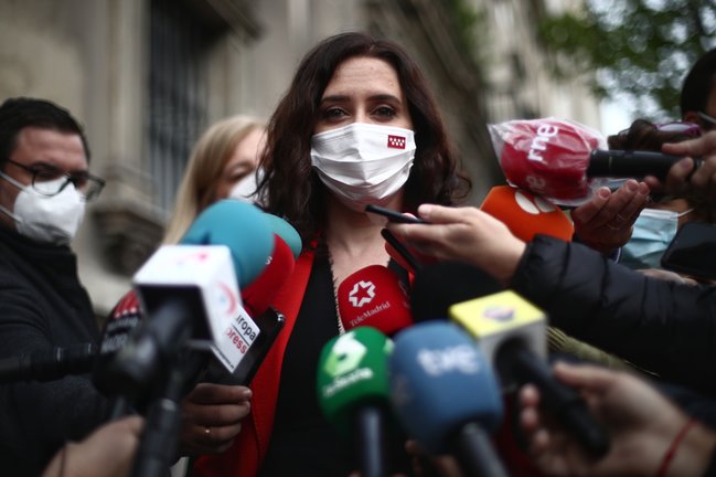 La presidenta de la Comunidad de Madrid, Isabel Díaz Ayuso, responde a los medios a su llegada a la toma de posesión de la nueva delegada del Gobierno en la Comunidad de Madrid, Mercedes González.