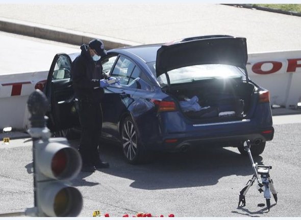 Un agente inspecciona el coche con el que el un hombre embiste a dos agentes.