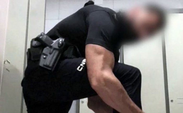 Un policía exige sus músculos en las redes sociales.