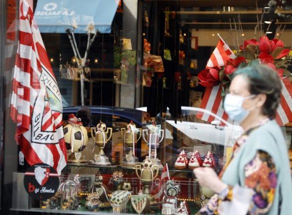 Una pastelería en Bilbao con pasteles decorados con motivo de la final del equipo bilbaino, donde el próximo sábado se enfrentará a la Real Sociedad en la final de la Copa del Rey. EFE/LUIS TEJIDO