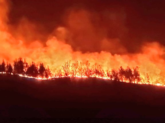 Cuatro incendios forestales activos en #VegadePas, #SanPedrodelRomeral, #Ruesga y #Soba. En los tres primeros días de abril se han provocado 35 #IIFF en #Cantabria. Si ves quemar o sabes quien lo hace llama al 112. Cuidar de nuestro patrimonio natural es tarea de todos.