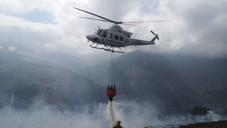 Vista del helicóptero del Gobierno de España durante las labores de extinción en Cantabria. / BRIFF