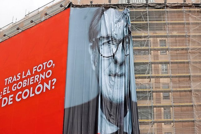 Cartel del candidato del PSOE a la Presidencia de la Comunidad de Madrid, Ángel Gabilondo, es colocado en la
fachada de uno de los edificios de la madrileña plaza de Callao. / EFE/Mariscal