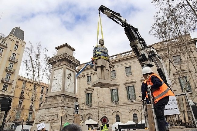 Retirada de la estatua del Marqués de Comillas en Barcelona. / E. Press