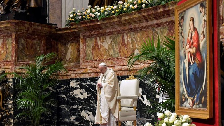 El papa Francisco durante el mensaje de Pascua que pronunció desde el interior de una vacía basílica de San Pedro. / EFE/EPA/VATICAN MEDIA