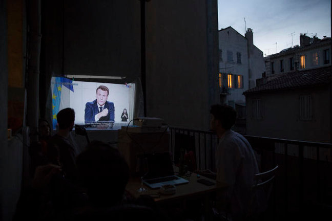 Discurso televisivo de Emmanuel Macron visto desde Marsella (Bouches-du-Rhônes), el 31 de marzo. DANIEL COLE / AP