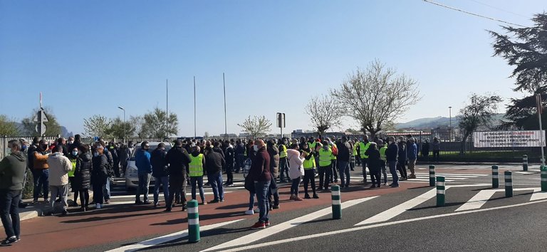 Cerca de 250 trabajadores del turno de mañana, tarde y algún veterano de la factoría se manifiestan a las puertas de la fábrica de Treto. / @Podemoscantabria
