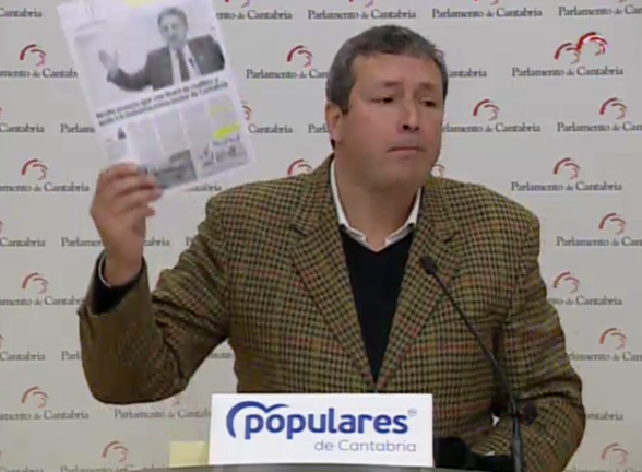 El portavoz parlamentario del PP, Íñigo Fernández durante la rueda de prensa ofrecida hoy. / ALERTA