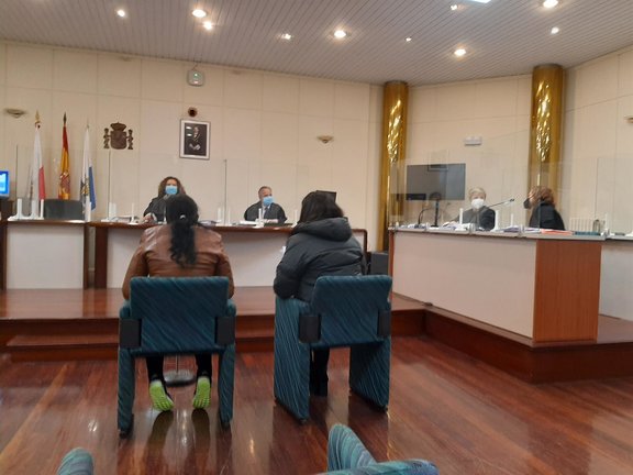 Acusada de apuñalar a su cuñada y prender después fuego a la vivienda en Torrelavega, durante el juicio en la Audiencia Provincial. / ALERTA