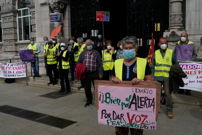 Una mujer sostiene un cartel agradeciendo la labor de ALERTA "Por dar voz a los Pensionistas. Nueva concentración en Santander de la Coordinadora de Pensionistas./ HARDY