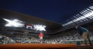 Archivo - Imagen de la Philippe Chatrier durante un partido nocturno de Roland Garros 2020 - STEPHANE ALLAMAN / DPPI / AFP7 / Europa Press