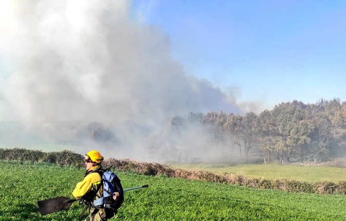Un operario de BRIF de Ruente en los incendios en Cantabria.
