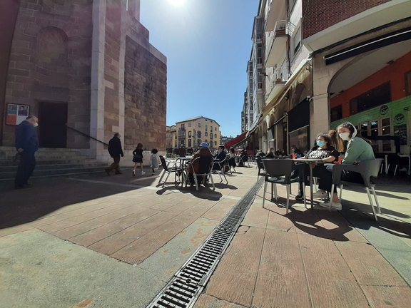 Vista de la entrada de la plaza Roja en Torrelavega donde hay situada varias terrazas. / ALERTA