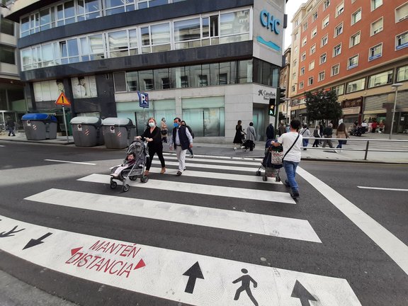 Varias personas cruzan un paso de cebra junto al Ayuntamiento de Santander. / S. Díaz
