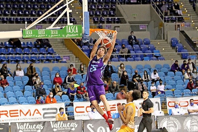El jugador del Cantbasket Jorge Otero machacando la canasta del Bezana. / Pablo Lanza