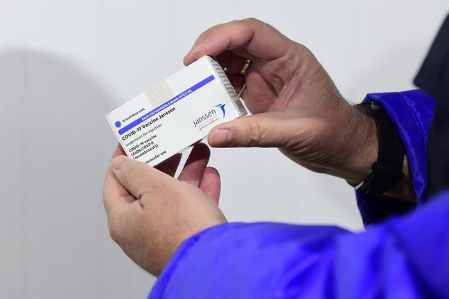 Un sanitario sostiene una caja de dosis de la vacuna Janssen. / EFE/EPA/Szilard Koszticsak