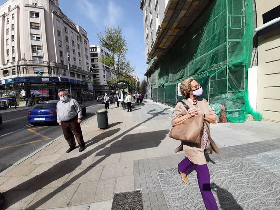 Varias personas con mascarilla caminan por el por el centro de Santander. / S. DÍAZ