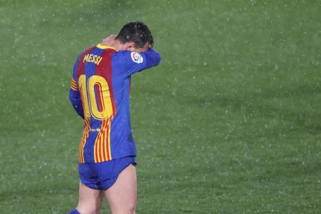 Las estadísticas desmienten que el tembleque de Leo Messi en plena tormenta durante el tramo final del partido ante el Real Madrid tenga que ver con una desconexión del juego por parte del futbolista del Barcelona. EFE/JUANJO MARTIN