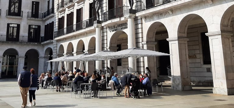 Varias personas en una terraza de la Plaza Porticada de Santander. / S. Díaz