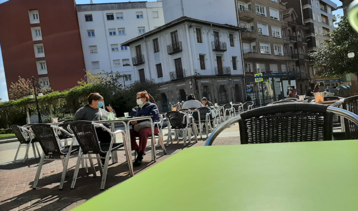Vista de la terraza de la cafetería en el Boulevar Demetrio Herrero en Torrelavega. / S. Díaz