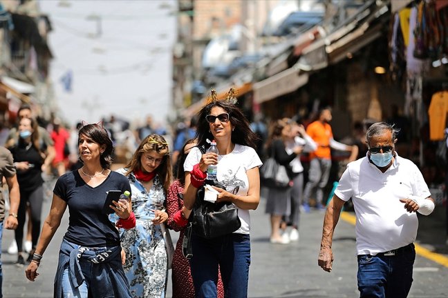 Tres mujeres caminan por las calles de Jerusalén sin mascarilla. / EFE