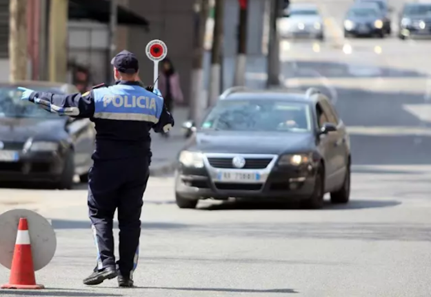 Un policía en Tirana, Albania. / E. Press
