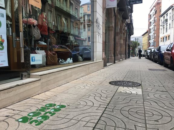 Vista de la entrada de un comercio en la calle Joaquín Hoyos en Torrelavega con el grafiti de la campaña 39300. / S. Díaz